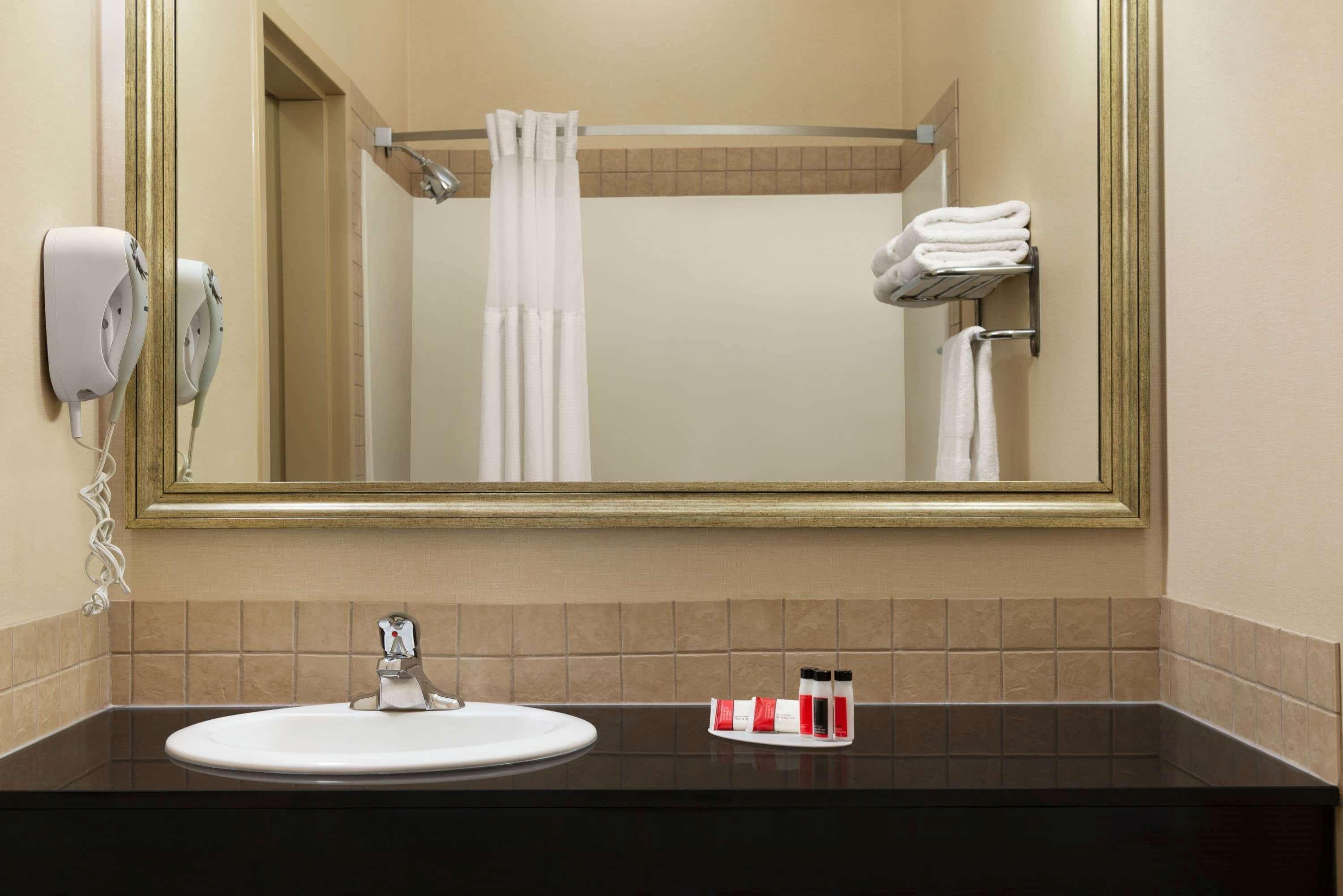Ramada By Wyndham Drayton Valley Buitenkant foto